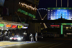 #7 Toyota Gazoo Racing Toyota TS050: Mike Conway, Kamui Kobayashi, Jose Maria Lopez, pit stop
