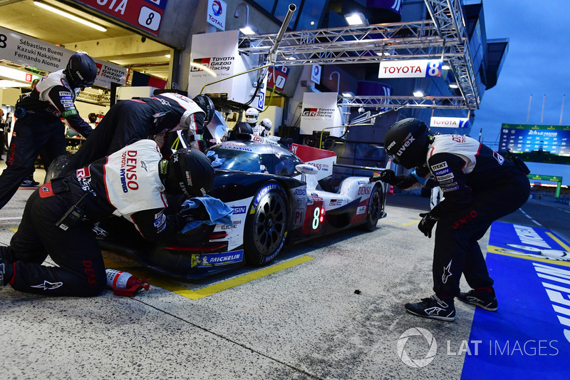 #8 Toyota Gazoo Racing Toyota TS050: Sébastien Buemi, Kazuki Nakajima, Fernando Alonso, pit stop