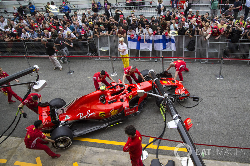 Meccanici Ferrari con la Ferrari SF71H