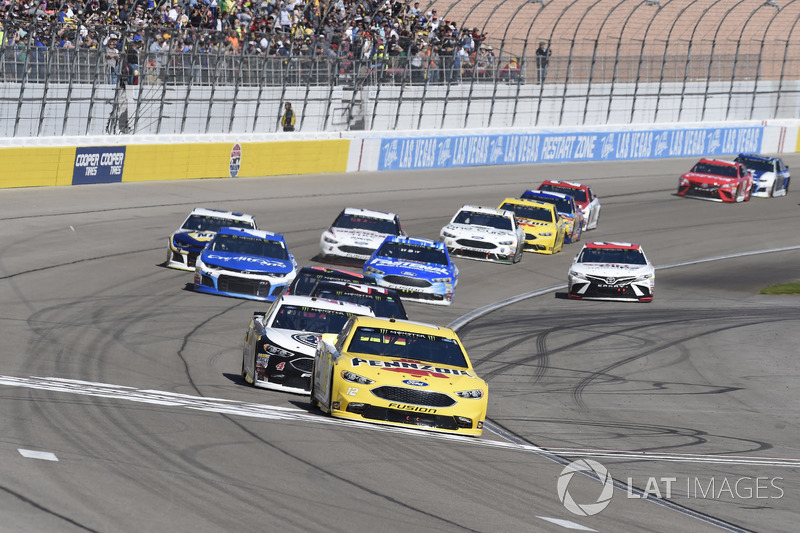 Joey Logano, Team Penske, Ford Fusion Pennzoil, Kevin Harvick, Stewart-Haas Racing, Ford Fusion Jimmy John's