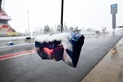 Luces de pitstop en el Circuit de Barcelona con nieve