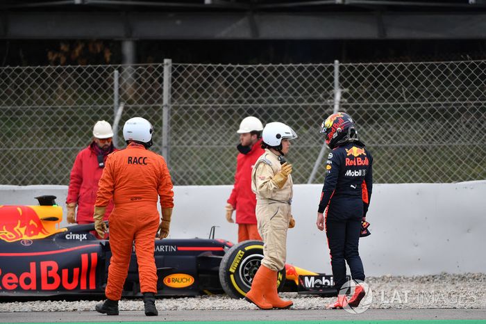 Max Verstappen, Red Bull Racing RB14 pasa por la grava