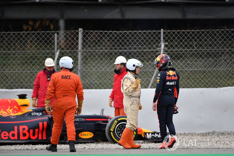 Max Verstappen, Red Bull Racing RB14 pasa por la grava