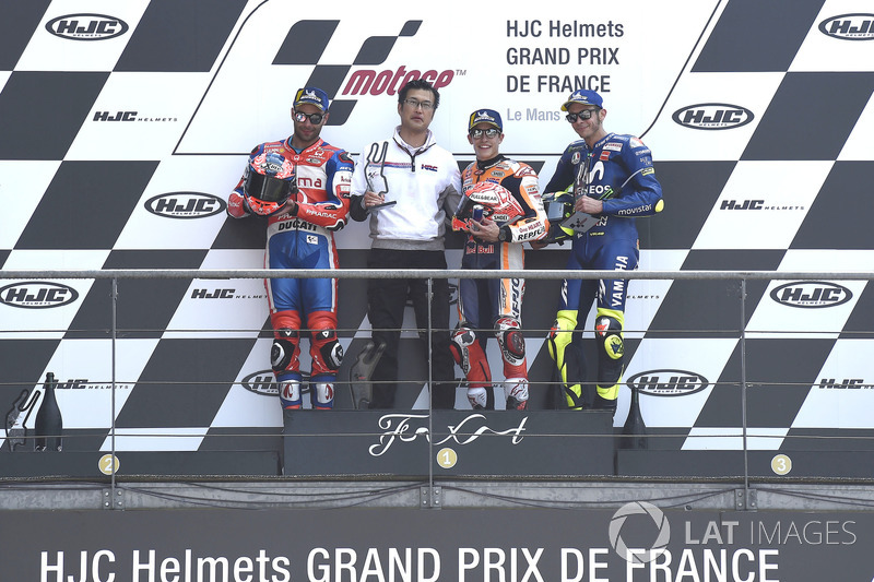 Podium: 1º Marc Márquez, 2º Danilo Petrucci, 3º Valentino Rossi