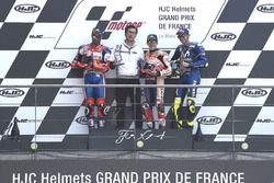 Podium: segundo, Danilo Petrucci, Pramac Racing, ganador, Marc Marquez, Repsol Honda Team, tercero, Valentino Rossi, Yamaha Factory Racing