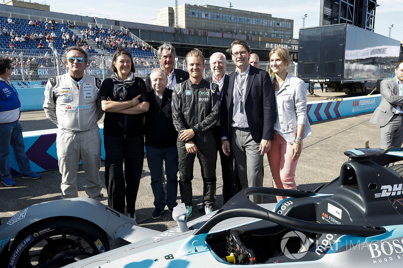 Jean Todt, président de la FIA, Alejandro Agag, PDG , Formula E, Nico Rosberg, champion du monde de Formule 1et investisseur en Formule E, avec la monoplace Gen2 de Formule E Car.