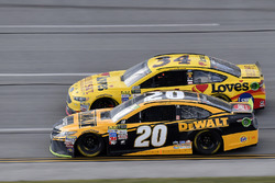 Matt Kenseth, Joe Gibbs Racing Toyota and Landon Cassill, Front Row Motorsports Ford