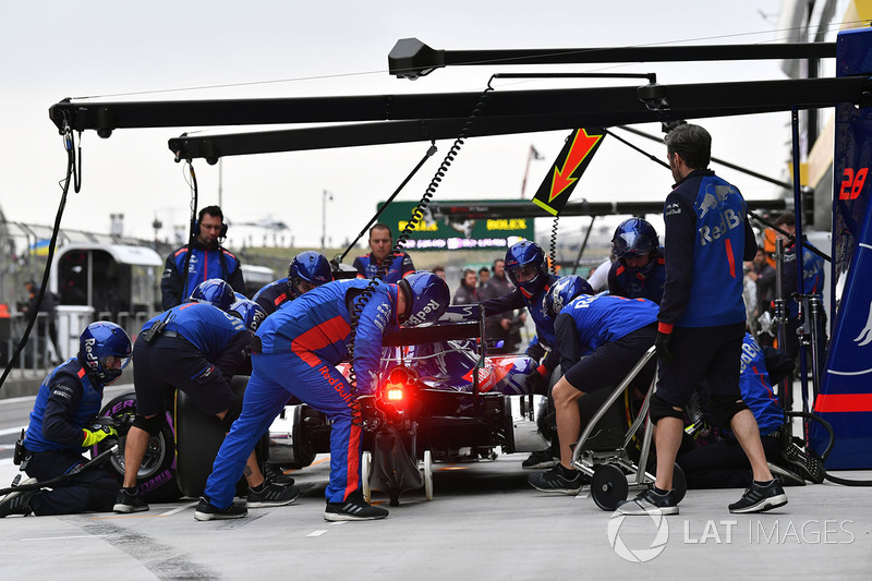 Brendon Hartley, Scuderia Toro Rosso STR13 pit stop