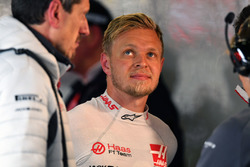 Руководитель Haas F1 Team Гюнтер Штайнер и гонщик Кевин Магнуссен