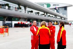 Des membres de Ferrari et DHL