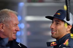 Dr Helmut Marko, Red Bull Motorsport Consultant y Daniel Ricciardo, Red Bull Racing