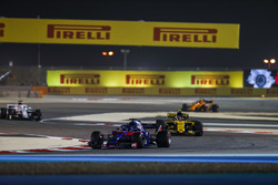 Брендон Хартли, Scuderia Toro Rosso STR13, Карлос Сайнс, Renault Sport F1 Team RS18, и Маркус Эриксс