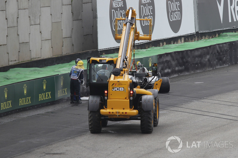 The crashed car of Lewis Hamilton, Mercedes-Benz F1 W08 is recovered in Q1