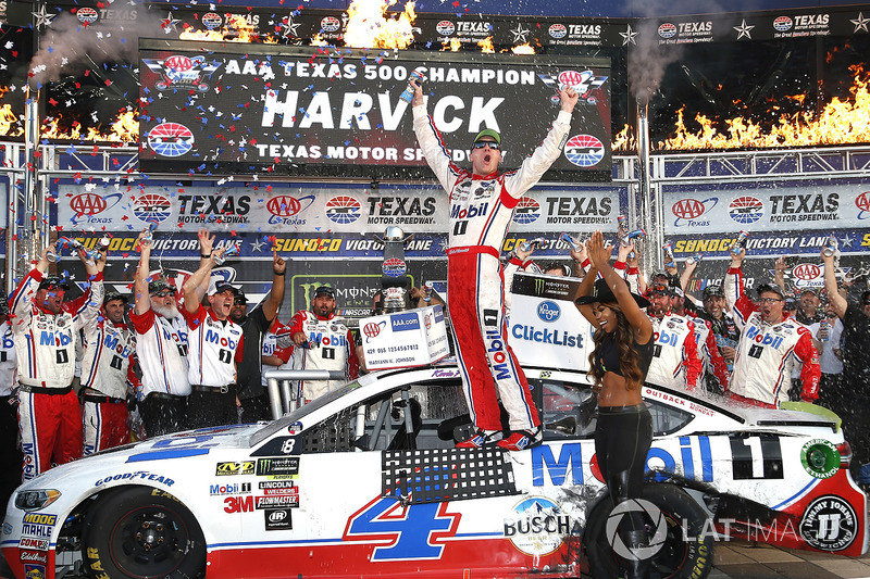 Race winner Kevin Harvick, Stewart-Haas Racing Ford