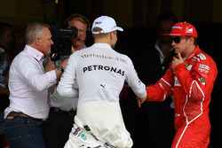 Il poleman Valtteri Bottas, Mercedes AMG F1 festeggia nel parco chiuso con Kimi Raikkonen, Ferrari m