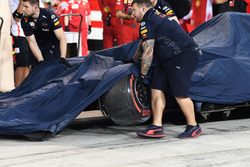 La monoposto incidentata di Max Verstappen, Red Bull Racing RB14 viene riportata al box durante le Qualifiche