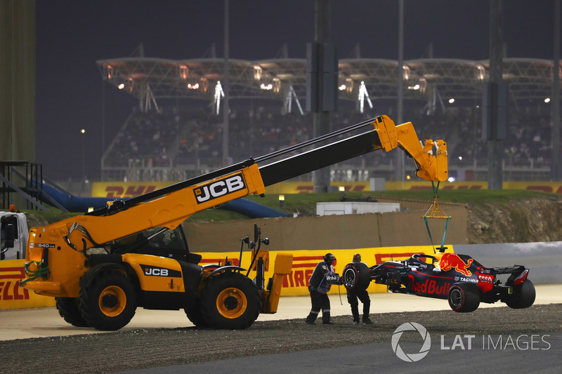 La voiture de Daniel Ricciardo, Red Bull Racing RB14 Tag Heuer, est ramenée