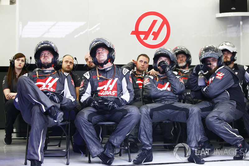 The Haas F1 pit crew in the garage