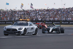 La voiture de sécurité devant le peloton mené par Valtteri Bottas, Mercedes-AMG F1 W09