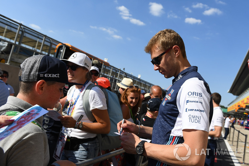 Sergey Sirotkin, Williams, firma autografi ai tifosi