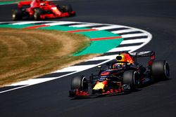 Daniel Ricciardo, Red Bull Racing RB14, Kimi Raikkonen, Ferrari SF71H