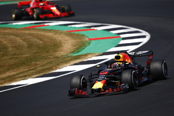 Daniel Ricciardo, Red Bull Racing RB14, devant Kimi Raikkonen, Ferrari SF71H