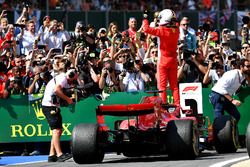 Le vainqueur Sebastian Vettel, Ferrari fête sa victoire dans le parc fermé