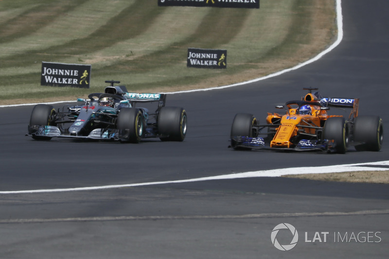 Lewis Hamilton, Mercedes-AMG F1 W09, Fernando Alonso, McLaren MCL33