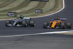 Lewis Hamilton, Mercedes-AMG F1 W09 dépasse Fernando Alonso, McLaren MCL33