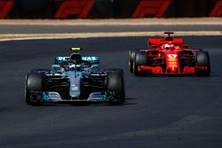 Valtteri Bottas, Mercedes AMG F1 W09, devant Sebastian Vettel, Ferrari SF71H