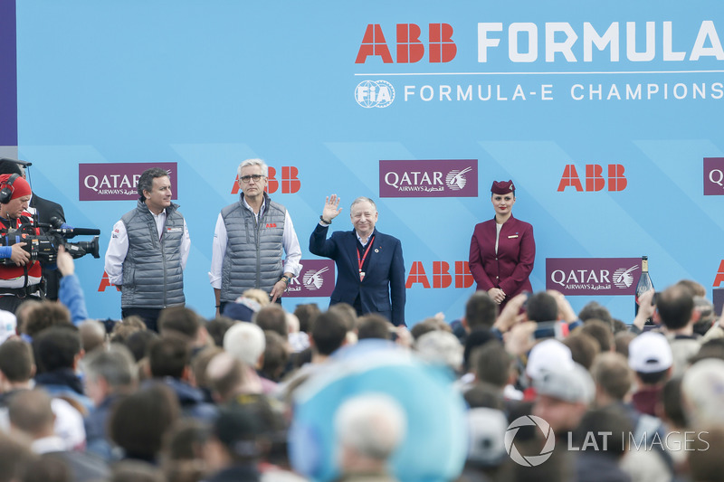 Alejandro Agag, CEO de Formula E, Jean Todt, presidente de la FIA, en el podio