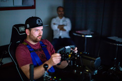 Il pilota professionista Andreas Simonsen nel simulatore della Pergolini Academy