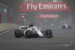 Marcus Ericsson, Sauber C37 ilk turda kırık ön kanat ile