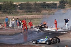 Henri Pescarolo, Matra-Simca MS120 passa accanto alle auto inghiottite dalle fiamme di Jacky Ickx e Jackie Oliver