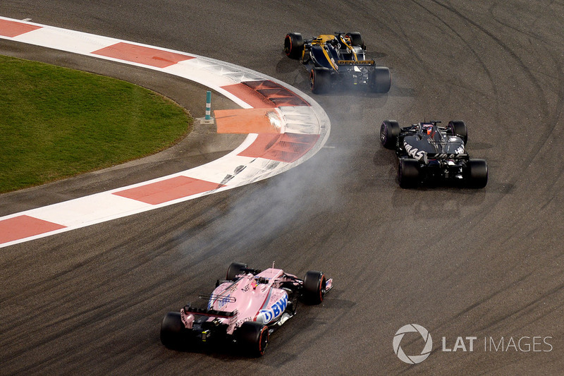 Nico Hulkenberg, Renault Sport F1 Team RS17 locks up and battle for position with Romain Grosjean, H