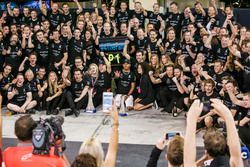 Гонщики Mercedes AMG F1 Валттери Боттас и Льюис Хэмилтон