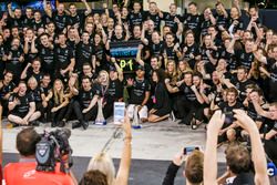 Valtteri Bottas, Mercedes AMG, Lewis Hamilton, Mercedes AMG y el equipo celebran