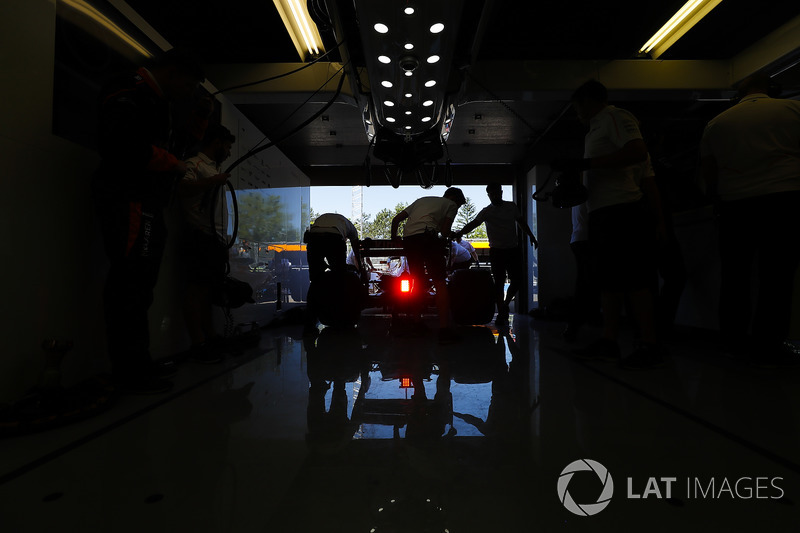 Mekanik McLaren menarik mobil ke garasi