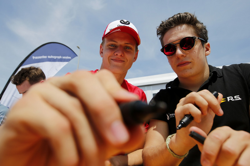 Sesión de autógrafos , Mick Schumacher, PREMA Theodore Racing Dallara F317 - Mercedes-Benz, Sacha Fenestraz, Carlin Dallara F317 - Volkswagen