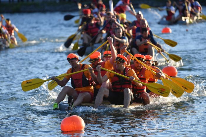 McLaren en la carrera de balsas