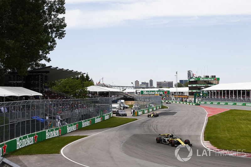 Nico Hulkenberg, Renault Sport F1 Team R.S. 18, y Carlos Sainz Jr., Renault Sport F1 Team R.S. 1