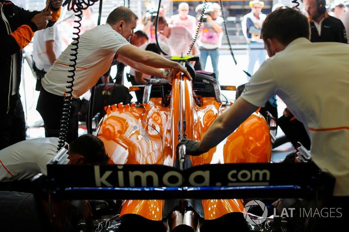 Los ingenieros trabajan en el automóvil de Stoffel Vandoorne, McLaren MCL33
