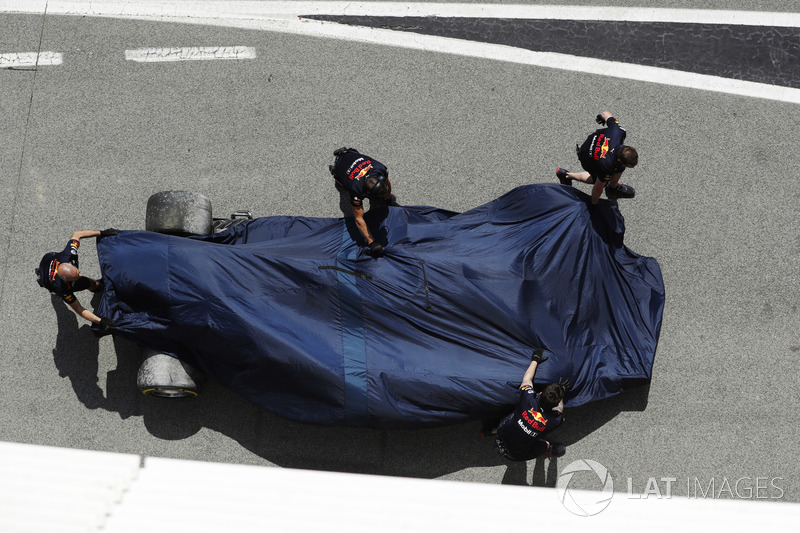 Los mecánicos llevan el coche de Daniel Ricciardo de vuelta al garaje