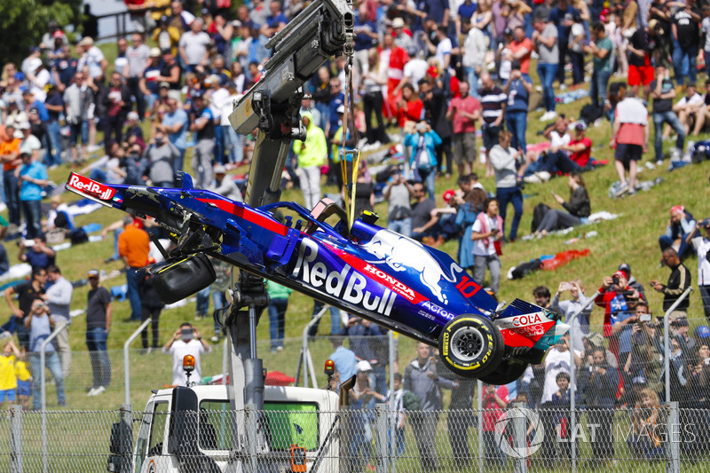 La monoposto incidentata di Pierre Gasly Toro Rosso STR13 viene portata via dal circuito