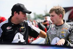 William Byron, JR Motorsports Chevrolet and crew man