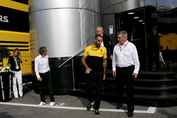 Jerome Stoll, baas van Renault Sport F1, Alain Prost, Renault Sport F1 Team speciaal adviseur, Cyril Abiteboul, Renault Sport F1 Managing Director en Ross Brawn, Formula One Managing Director of Motorsports in het McLaren motorhome