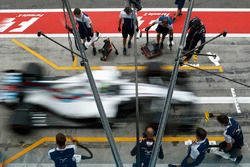 Felipe Massa, Williams FW40, practices a pitstop