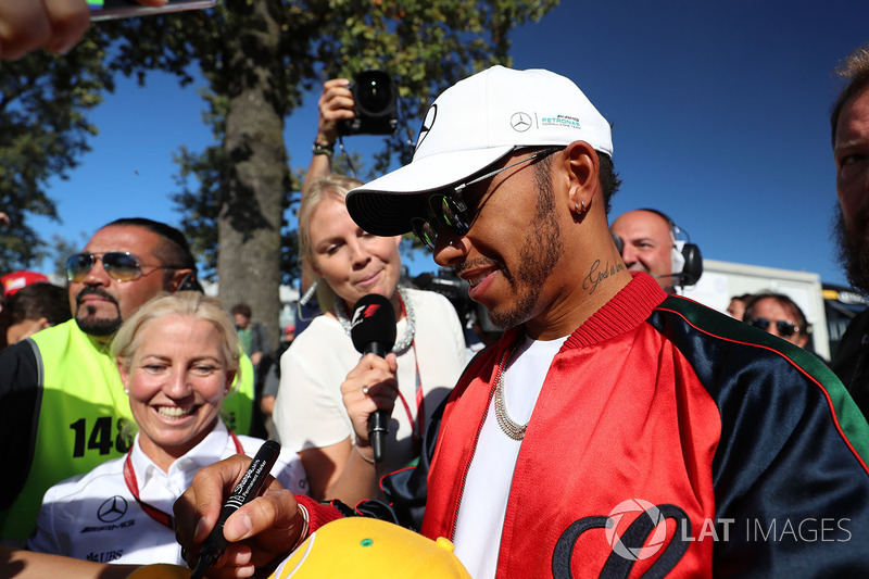 Lewis Hamilton, Mercedes AMG F1 signs autographs for the fans