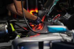 Механик Mercedes AMG F1 работает с автомобилем W08