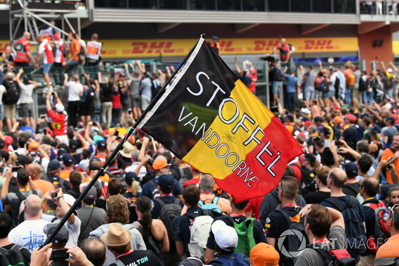 Stoffel Vandoorne, McLaren fans y banderas